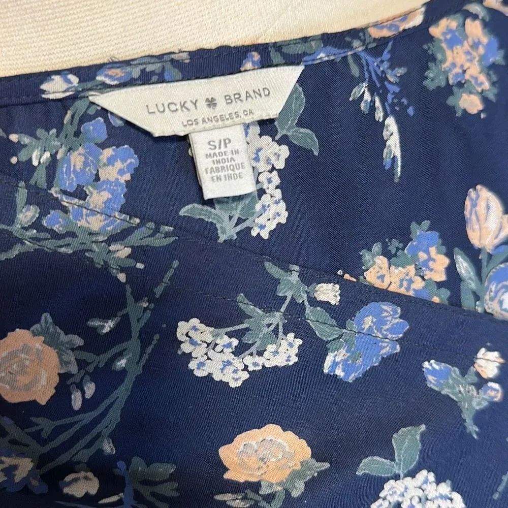 Lucky Brand - Navy Floral V Neck Buttoned Blouse sz Small - Picture 6 of 8